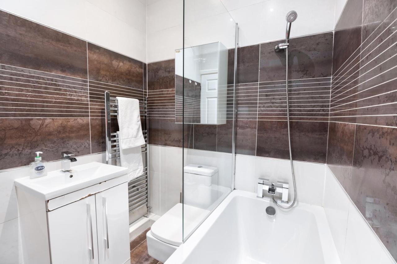 Modern Apartment Close To City Centre With Parking Leeds  Exterior photo